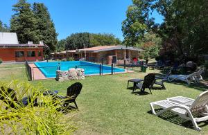 un patio con sillas y una piscina en Nuevo Hotel Aguada del Zorro en Merlo