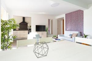 uma sala de estar com um sofá e uma mesa em SELECT'SO HOME - Résidence La Fossette - Prestations de qualité & Services Hôteliers - FOS-02 em Le Lavandou