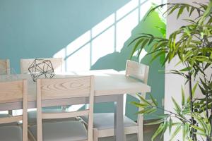 een tafel en stoelen op een balkon met planten bij SELECT'SO HOME - Résidence La Fossette - Prestations de qualité & Services Hôteliers - FOS-02 in Le Lavandou