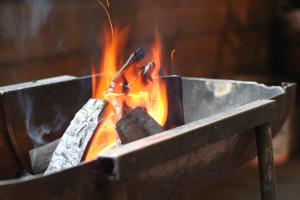 ein Feuer in einem Metalltopf mit Flammen in der Unterkunft Winkel Village in Otaru