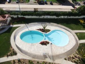 an overhead view of a large swimming pool at Serena Holiday Vista in La Serena