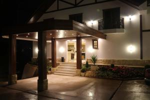 ein Haus mit einer Treppe, die nachts zum Eingang führt in der Unterkunft Hotel Willisau in Teresópolis