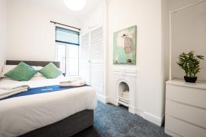 Tempat tidur dalam kamar di Brighton House By Horizon Stays