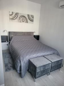 - une chambre avec un lit et 2 bancs à côté dans l'établissement A-Luxury Wellness Sea Villa, à Ayia Napa
