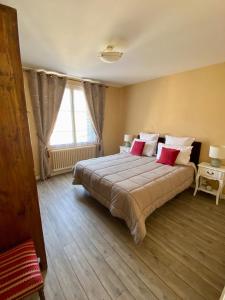 Un dormitorio con una cama grande y una ventana en l'ANNEXE en Verdigny