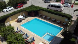 Bazén v ubytování Caner Hotel nebo v jeho okolí