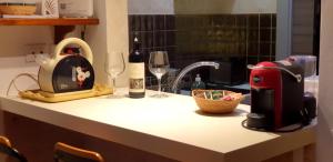 a counter with two glasses of wine and a toaster at appartamento pontevecchio in Florence
