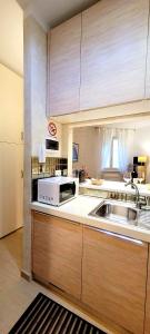 a kitchen with a microwave and a sink at appartamento pontevecchio in Florence