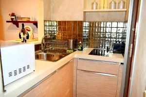 a small kitchen with a sink and a microwave at appartamento pontevecchio in Florence +6 photos