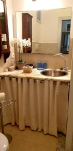 a bathroom counter with a sink and a mirror at appartamento pontevecchio in Florence