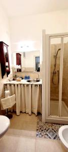 een badkamer met een douche en een wastafel bij appartamento pontevecchio in Florence