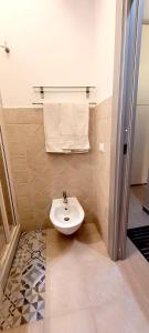a bathroom with a toilet and a sink at appartamento pontevecchio in Florence