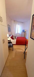 a bedroom with a red bed and a window at appartamento pontevecchio in Florence