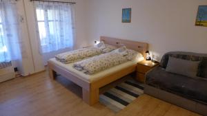 Tempat tidur dalam kamar di Apartman Pod Kostelem