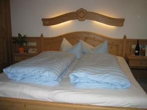 A bed or beds in a room at Mehlerhof