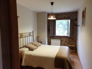 A bed or beds in a room at Turismo Rural Casa del Batlle