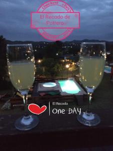 dos copas de vino en una mesa con vistas en Cabañas el Recodo de Potrero in 