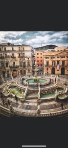 uma grande fonte em um pátio de uma cidade em Big Mom House em Palermo