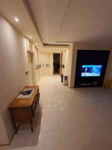 TV a/nebo společenská místnost v ubytování Nowoczesny Apartament 85m2 Muranów, Warszawa - Śródmieście