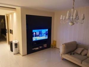 TV a/nebo společenská místnost v ubytování Nowoczesny Apartament 85m2 Muranów, Warszawa - Śródmieście