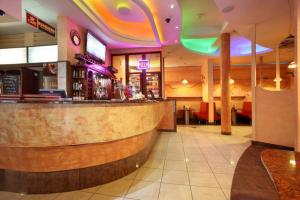bar w restauracji z ladą w obiekcie Leśny Dwór w mieście Żyznów