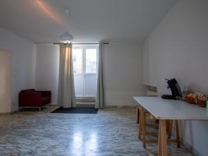 sala de estar con mesa y ventana en Home saint roch, en Martres-Tolosane