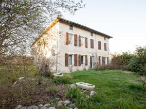 una casa vieja en medio de un campo en Home saint roch, en Martres-Tolosane