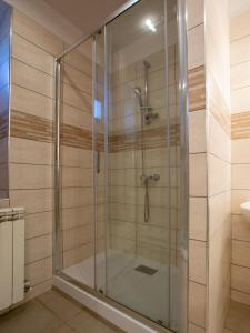 y baño con ducha y puerta de cristal. en Home saint roch, en Martres-Tolosane