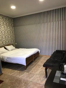 Кровать или кровати в номере Meidani Guest house