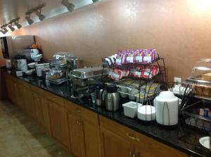Um balcão de cozinha com muita comida. em Baymont by Wyndham Salem Roanoke Area em Salem