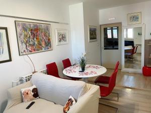 uma sala de estar com uma mesa e cadeiras vermelhas em Top Art Topusko Apartments em Topusko