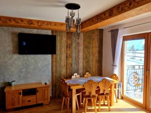 Televízia a/alebo spoločenská miestnosť v ubytovaní Willa Pasieka Apartamenty Domki