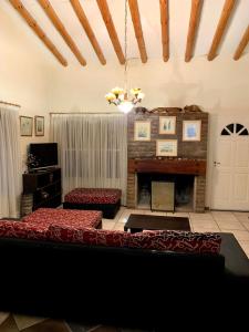 sala de estar con sofá y chimenea en Chalet Ágata en Valle Grande
