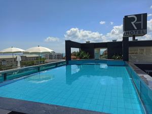Bazén v ubytování Raffaello Hotel & Mooka Restaurant nebo v jeho okolí