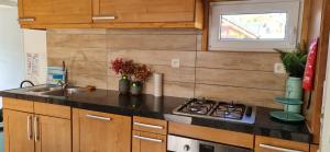 Kuchyň nebo kuchyňský kout v ubytování Le Chalet Castor - Camping International - Bomal - Durbuy