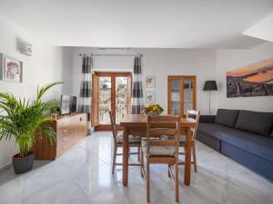 ein Wohnzimmer mit einem Tisch und einem Sofa in der Unterkunft La Perla di Chicca in Positano