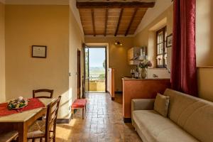 een woonkamer met een bank en een tafel bij Wine Resort Colsereno in Montalcino