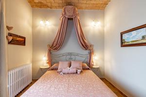 ein Schlafzimmer mit einem Bett mit einem rosa Pferd drauf in der Unterkunft Wine Resort Colsereno in Montalcino
