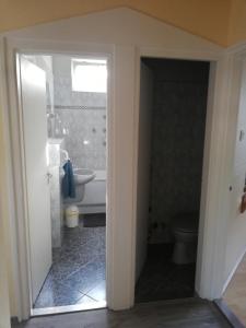łazienka z wanną, toaletą i umywalką w obiekcie Kornél Apartman w Siófoku