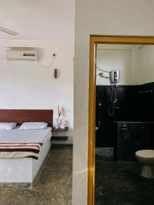 una camera con doccia e letto e un bagno di Karu's place a Hikkaduwa