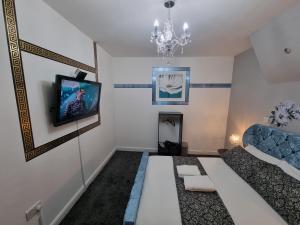 TV/trung tâm giải trí tại *** Well equipped home for a relaxing cosy and luxurious fun stay + Free Parking + Free Fast WiFi ***