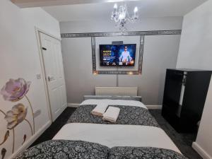 Een bed of bedden in een kamer bij *** Well equipped home for a relaxing cosy and luxurious fun stay + Free Parking + Free Fast WiFi ***