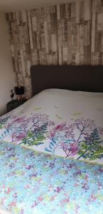 Säng eller sängar i ett rum på Le Chalet Castor - Camping International - Bomal - Durbuy