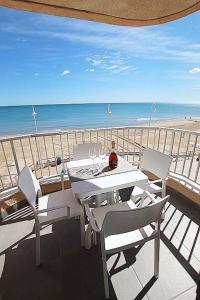 stół i krzesła na balkonie z plażą w obiekcie Apartamento Primera Línea Playa Centro de Guardamar w mieście Guardamar del Segura