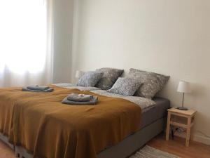 Giường trong phòng chung tại GottwaldHaus-Freiberg-Ferienwohnung