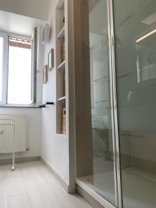 uma cabina de duche em vidro numa casa de banho com uma janela em Le Metz, Duplex, 2 Chambres em Le Touquet-Paris-Plage