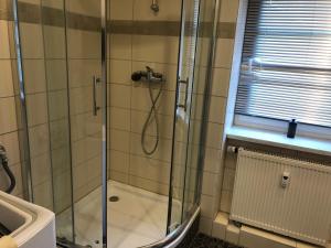 Phòng tắm tại GottwaldHaus-Freiberg-Ferienwohnung