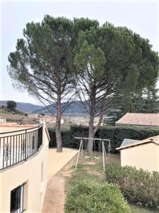 uma vista a partir de uma varanda de uma árvore e de um baloiço em Studio indépendant avec entrée privée em Saint-Jean-de-Muzols