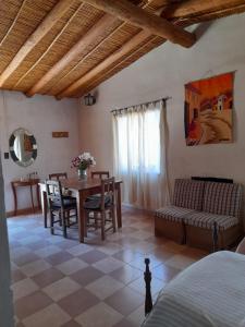 sala de estar con mesa y sofá en Cactus y Almacen - Purmamarca en Purmamarca