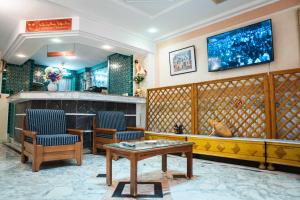 - un bar avec deux chaises et une table dans une pièce dans l'établissement Hôtel Résidence Monia, à Sousse